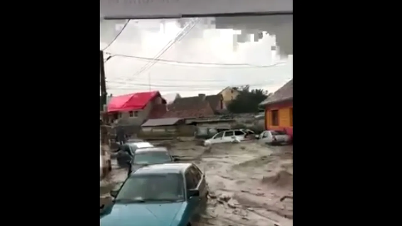 Maşini luate de apă şi zeci de gospodării inundate după ploile torenţiale din Braşov | VIDEO