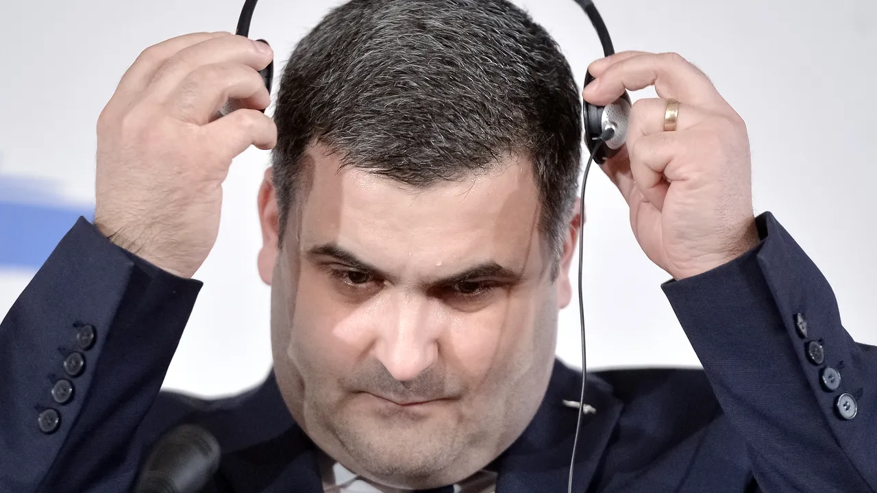 Ministrul Leş explică momentul de la Bistriţa, când militarii din Afganistan îi dădeau onorul: Telefonul era în buzunar, vibrând