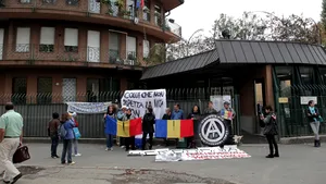Protest faţă de legea eutanasierii maidanezilor, în faţa Consulatului României din Milano