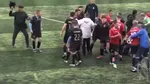 Bătaie generală la un meci de fotbal. În scandal s-a implicat și un bătrân care a lovit un jucător cu umbrela