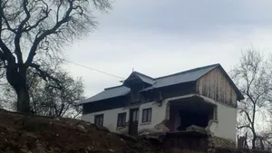 Alunecări de teren în judeţul Gorj: 14 persoane au fost evacuate - FOTO 