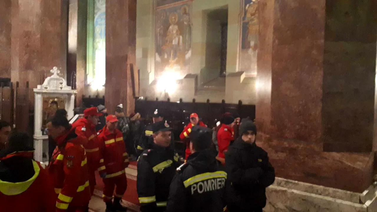 Copiii care au dormit de Centenar în Catedrală. Ce spune directorul şcolii unde învaţă cei 22 de elevi. De ce s-a încurcat planul iniţial