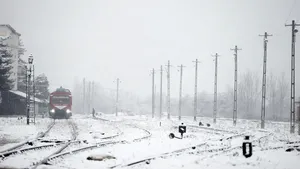 Trei trenuri staţionează în gări din cauza ninsorilor abundente şi a vântului puternic