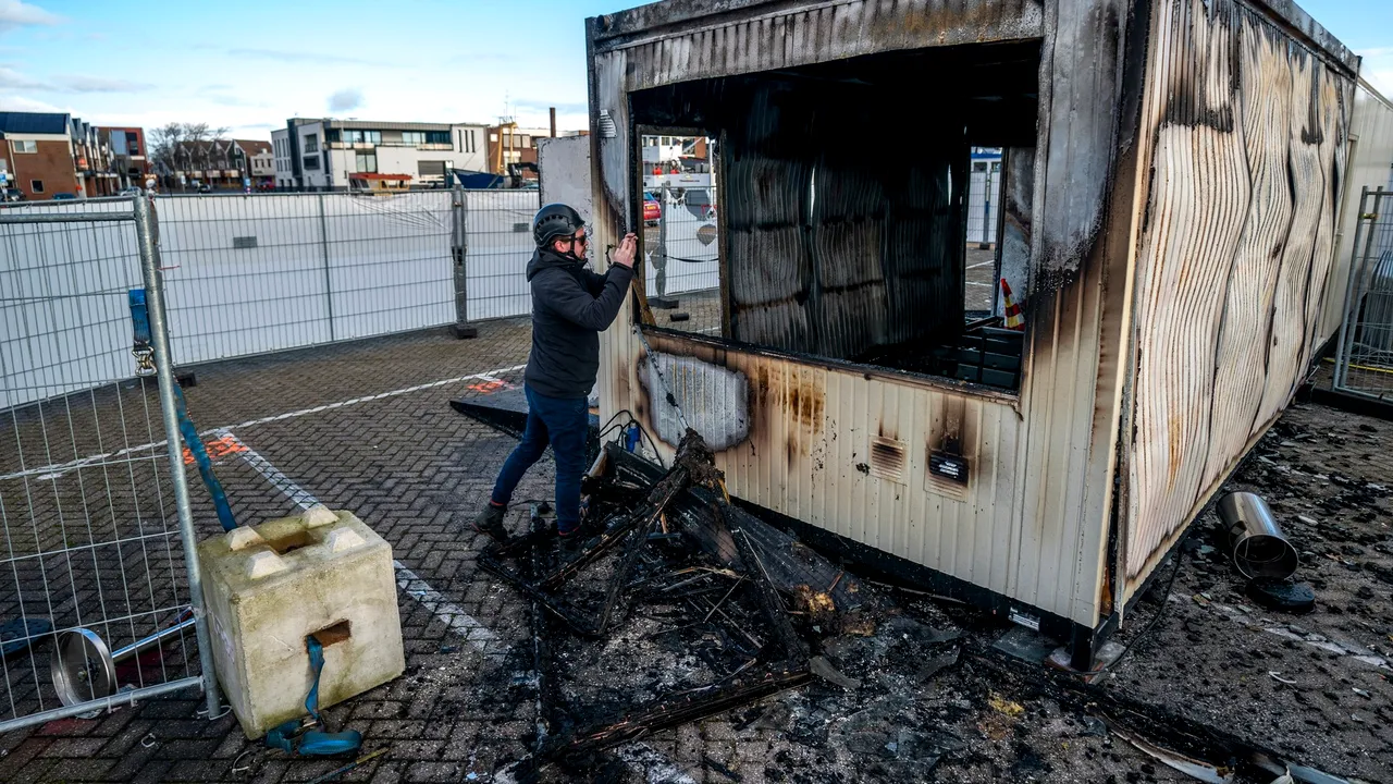 Proteste în Olanda împotriva restricţiilor. Un centru de testare COVID-19 a fost incendiat
