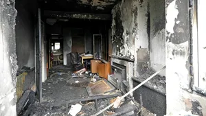 Românii, speriați să mai locuiscă în Ballymena, după ce casele lor au fost vandalizate. Poliția irlandeză descrie actul drept „banditism rasist”