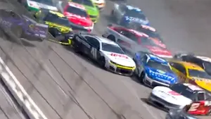 Accident uriaș în Nascar. Zeci de mașini au fost implicate