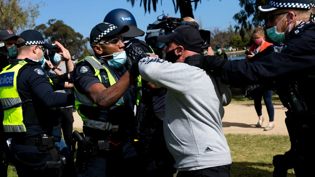 Melbourne prelungeşte restricţiile, iar protestele continuă şi la Sydney sau Adelaide