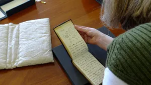 Două caiete ale lui Charles Darwin, declarate furate, au fost returnate la două decenii după ce au dispărut