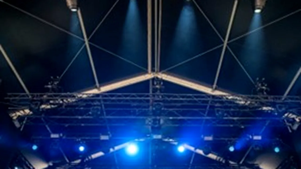 Show-urile glo™ Creative Camp pe scenele Electric Castle 9