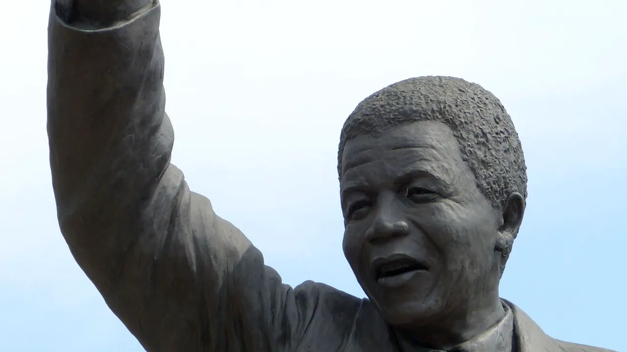 Primăria Capitalei va amplasa într-o piaţă sau într-un parc o statuie a fostui lider sud-african Nelson Mandela