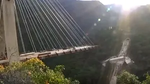 Cel puţin nouă morţi în urma prăbuşirii unui pod în Columbia | VIDEO