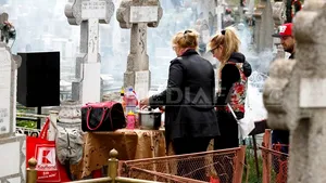 REPORTAJ: Paştele blajinilor, la Buzău: Grătare sfârâind cu mici şi mese îmbelşugate, lângă morminte - FOTO