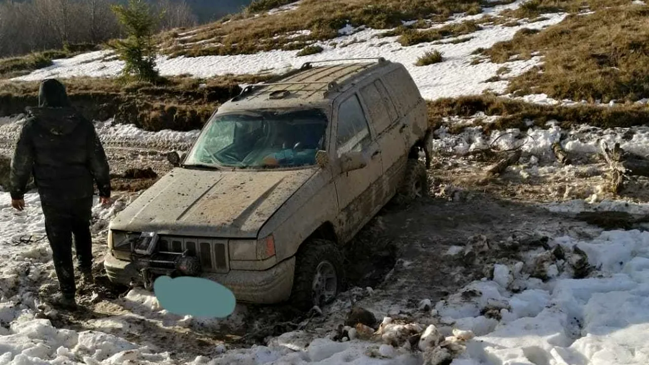 Trei tineri au rămas, noaptea, blocaţi cu maşina în zona Tabla Buţii din Masivul Ciucaş