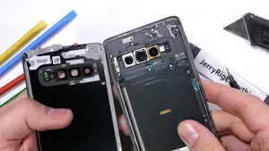 Galaxy S10 ascunde două „surprize” neplăcute la interior | VIDEO