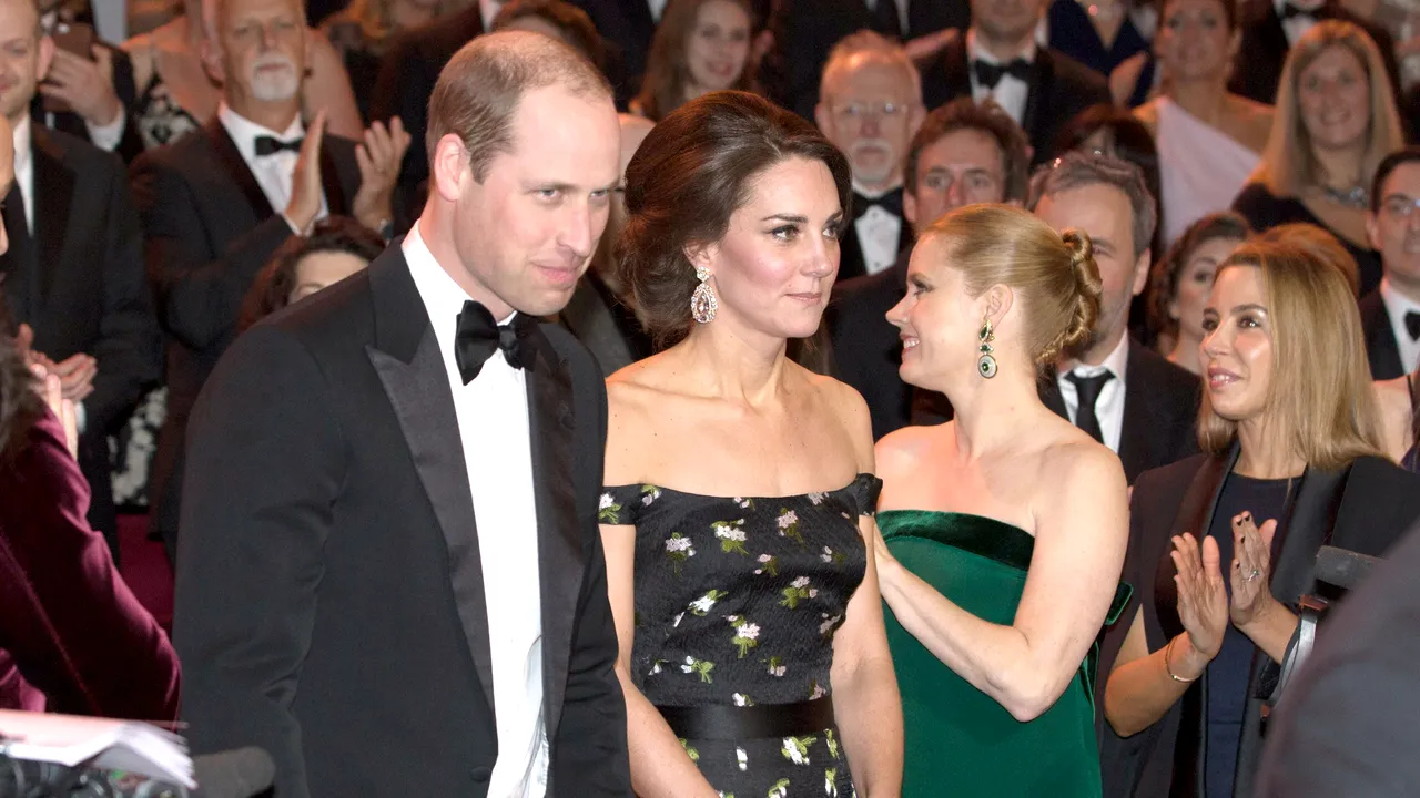 Detaliul ignorat din fotografiile cu Prinţul William. Ce nu poartă niciodată acesta