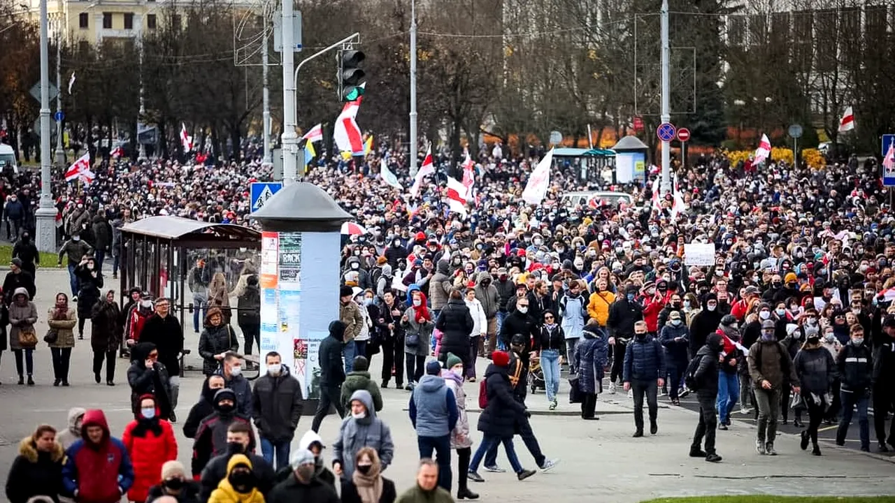 Demonstraţii la Minsk. Zeci de mii de oameni sunt din nou pe străzi. Forţele de ordine au tras focuri de avertisment 