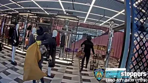 Au dat spargerea la un magazinul Gucci din New York. Hoţii au furat marfă de 50.000 de dolari

