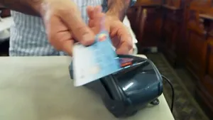 MasterCard a lansat un card care se autentifică cu amprenta posesorului. Cum funcţionează primul card de plăţi biometric contactless din lume - VIDEO