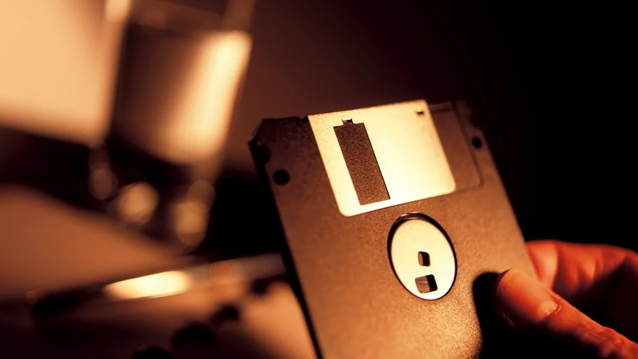 Ministrul japonez al tehnologiei digitale declară război dischetelor şi CD-urilor. Nici faxul nu scapă