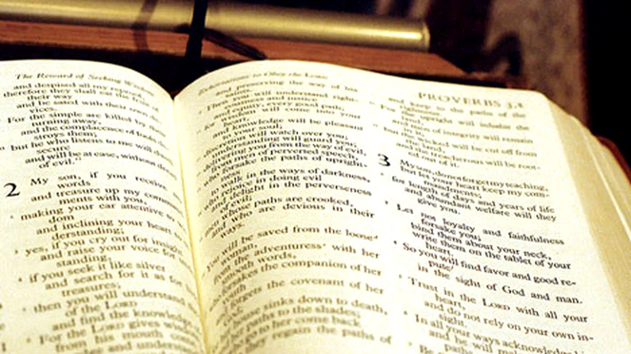 O Biblie uriaşă, scrisă în 66 de limbi, a fost expusă la Arad