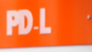 Protest în faţa sediului PDL Constanţa, mai mulţi manifestanţi au aruncat cu ouă