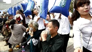 COD ROŞU de poluare în Beijing: Chinezii cumpără aer curat din Canada. O sticlă de aer este de cincizeci de ori mai scumpă decât una cu apă - FOTO