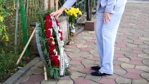 Ambasadoarea SUA a depus o coroană de flori şi a aprins o candelă la memorialul Colectiv