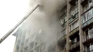 INCENDIUL de pe bulevardul Magheru din Capitală a fost stins. O persoană a fost transportată la spital | FOTO, VIDEO