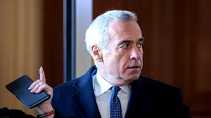 Călin Georgescu a fost ridicat în trafic şi dus cu mandat la Parchetul General / Surse: Călin Georgescu are calitatea de suspect / Jandarmii au organizat garduri de protecţie în faţa Parchetului General. Politicieni şi susţinători s-au adunat în jur