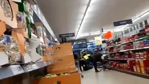 VIDEO | Scene tulburătoare. Clienţii unui magazin din Timişoara îşi fac cumpărăturile deşi un bărbat a murit lângă ei