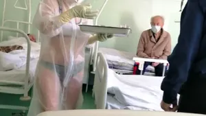 Asistentă medicală în costum de protecţie transparent. Conducerea spitalului a sancţionat-o, pacienţii au aplaudat-o. FOTO
