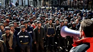 A treia zi de proteste în Valea Jiului: Peste 5.000 de mineri sunt în curtea CNH