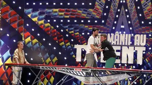 Smiley şi Bartoş - sărituri la trambulină în timpul show-ului 