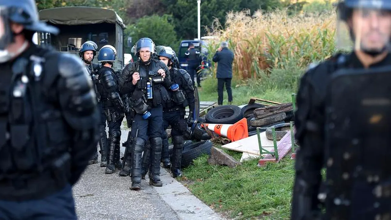 Gaze lacrimogene şi scuturi, folosite pentru dispersarea a 200 de protestatari care se opuneau construcţiei unei şosele lângă Strasbourg - VIDEO