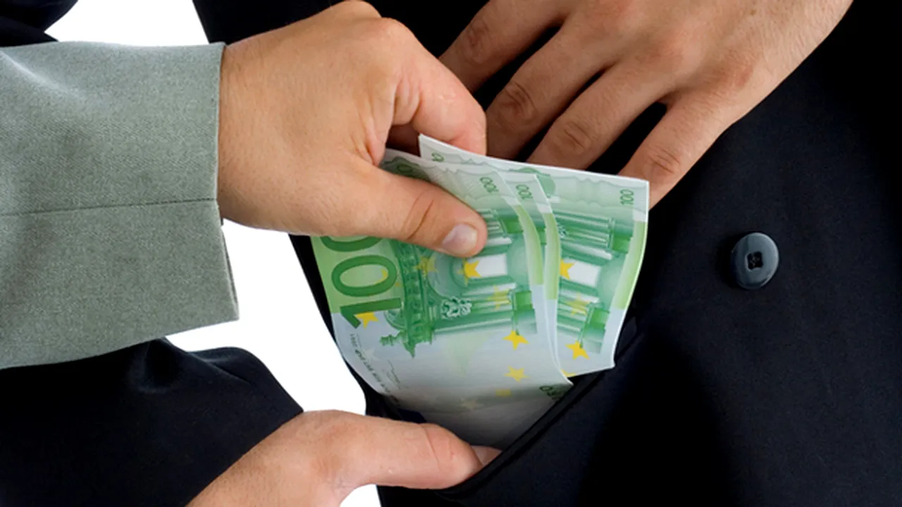 Grecia, învinsă nu doar de criză, ci şi de corupţie. România nu poate aştepta prăbuşirea pentru a se decide să facă ceva în această privinţă