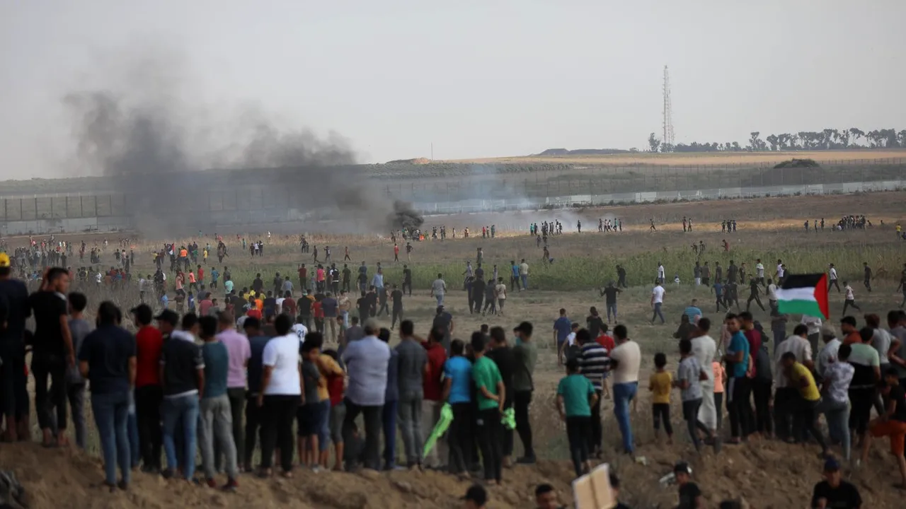 Israelul a atacat poziţii din Fâşia Gaza, după violenţe produse la graniţă, soldate cu zeci de răniţi 