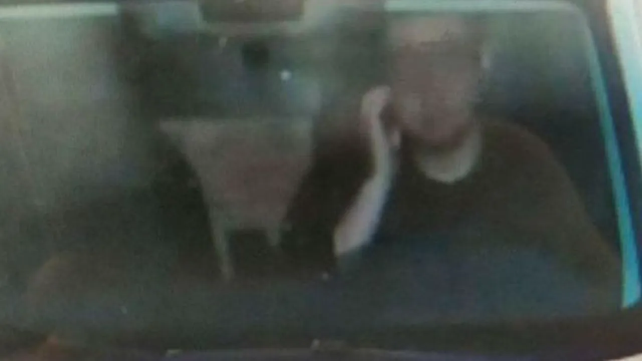 Şofer amendat după ce o cameră inteligentă l-a fotografiat în timp ce se scărpina pe faţă. Pentru ce a primit de fapt contravenţia