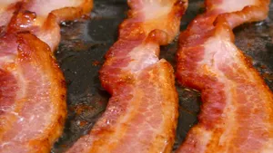 Studiu: O jumătate de felie de bacon pe zi poate creşte riscul de demenţă cu 13%