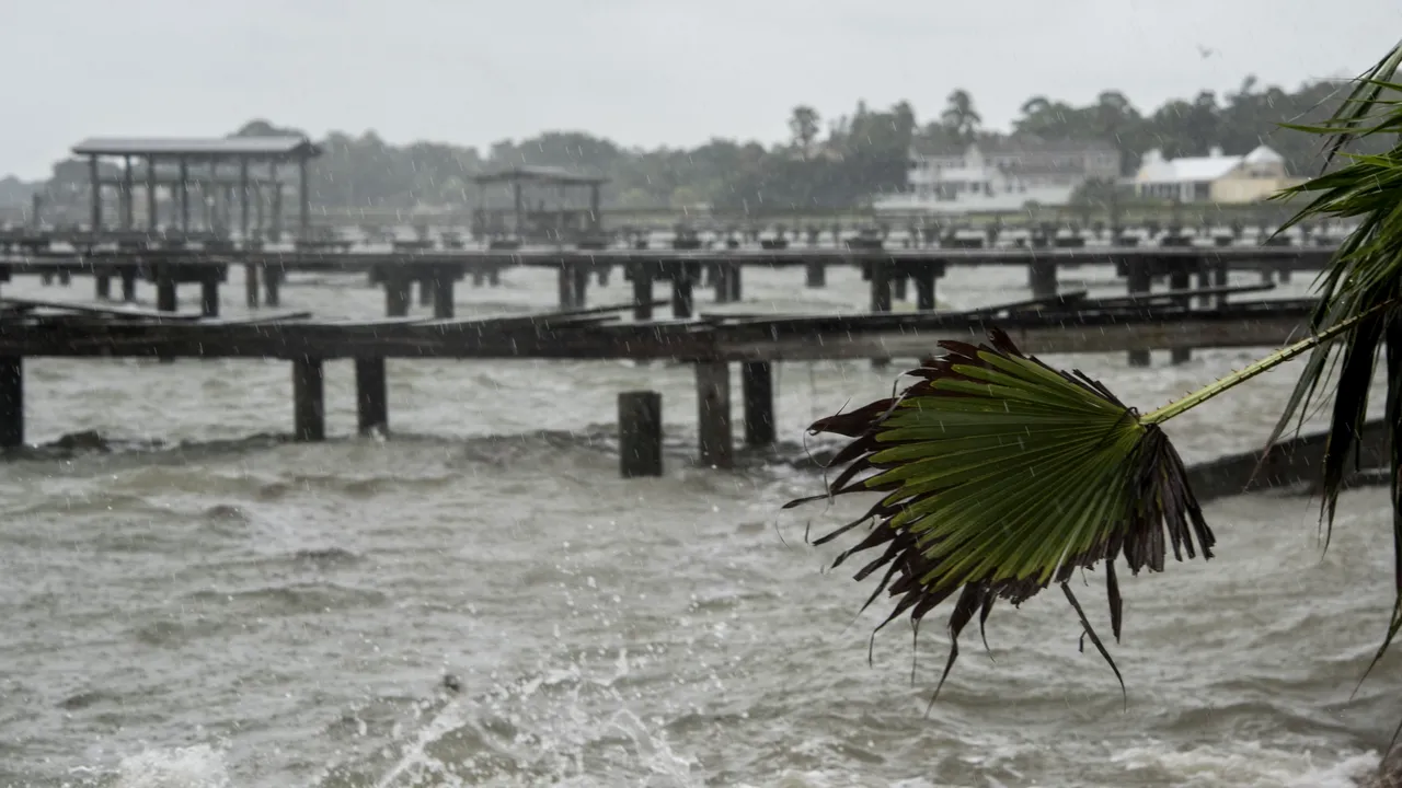 INUNDAŢIILE din Texas: Pagubele cauzate de uraganul Harvey s-ar putea ridica la 100 de miliarde de dolari/ Furtuna tropicală este aşteptată să ajungă în Louisiana