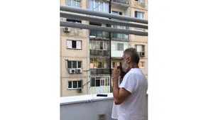 Damian Drăghici, concert din balconul apartamentului. Reacţia vecinilor