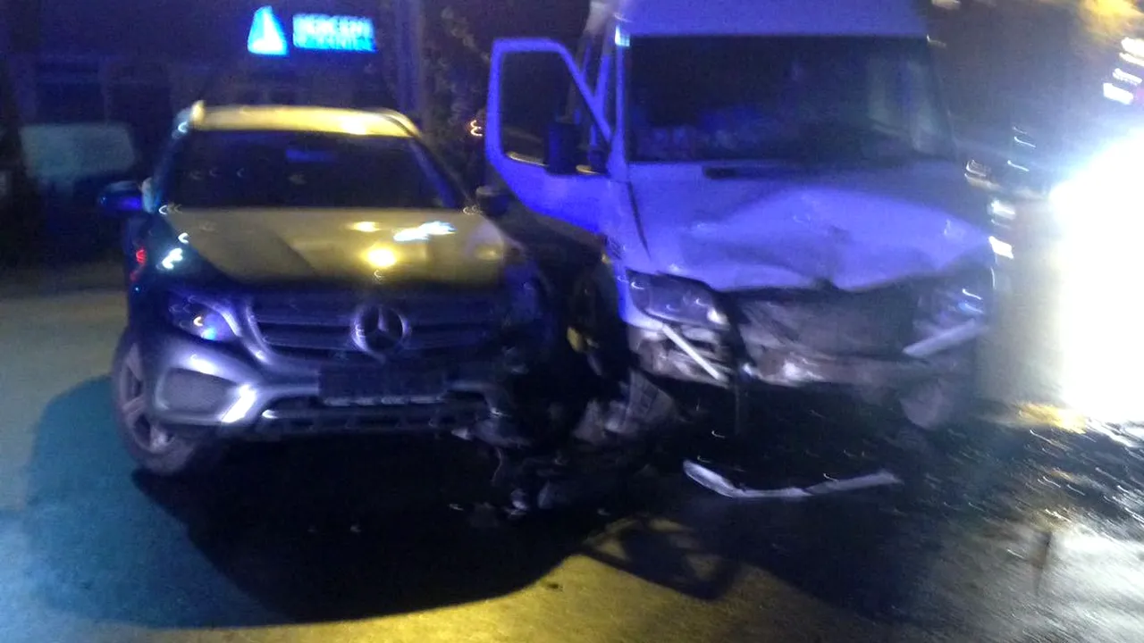 Opt persoane, rănite în urma unui accident în care au fost implicate o maşină şi un maxi taxi, în Popeşti Leordeni