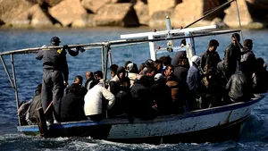 Un vas cu imigranţi a naufragiat în timp ce se îndrepta spre Italia. Trei femei au murit 