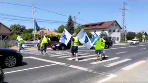 Mai mulţi protestatari care merg spre Capitală au blocat un drum din Buzău/ VIDEO