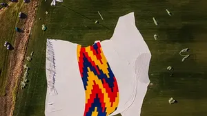 România intră în Cartea Recordurilor cu cel mai mare tricou din lume realizat din materiale reciclate