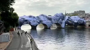 O peșteră uriașă a apărut în centrul Parisului. Instalația care transformă unul dintre cele mai cunoscute poduri ale orașului
