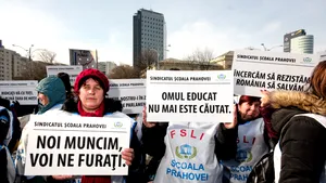 FOTO&VIDEO Protest al sindicatelor din Educație, chiar acum la Palatul Cotroceni: „Vă e frică de un popor educat?” / ANOSR participă