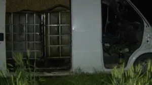 Prahova: Doi bărbaţi au fost prinşi în timp ce furau trei tone de produs petrolier dintr-o conductă - VIDEO