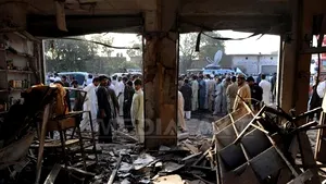 Două cinematografe, incendiate în Pakistan în manifestaţiile împotriva filmului antiislam. Cel puţin 15 persoane au fost rănite
