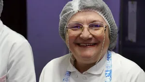 Sibiu: Femeia care găteşte zilnic pentru peste 600 de copii