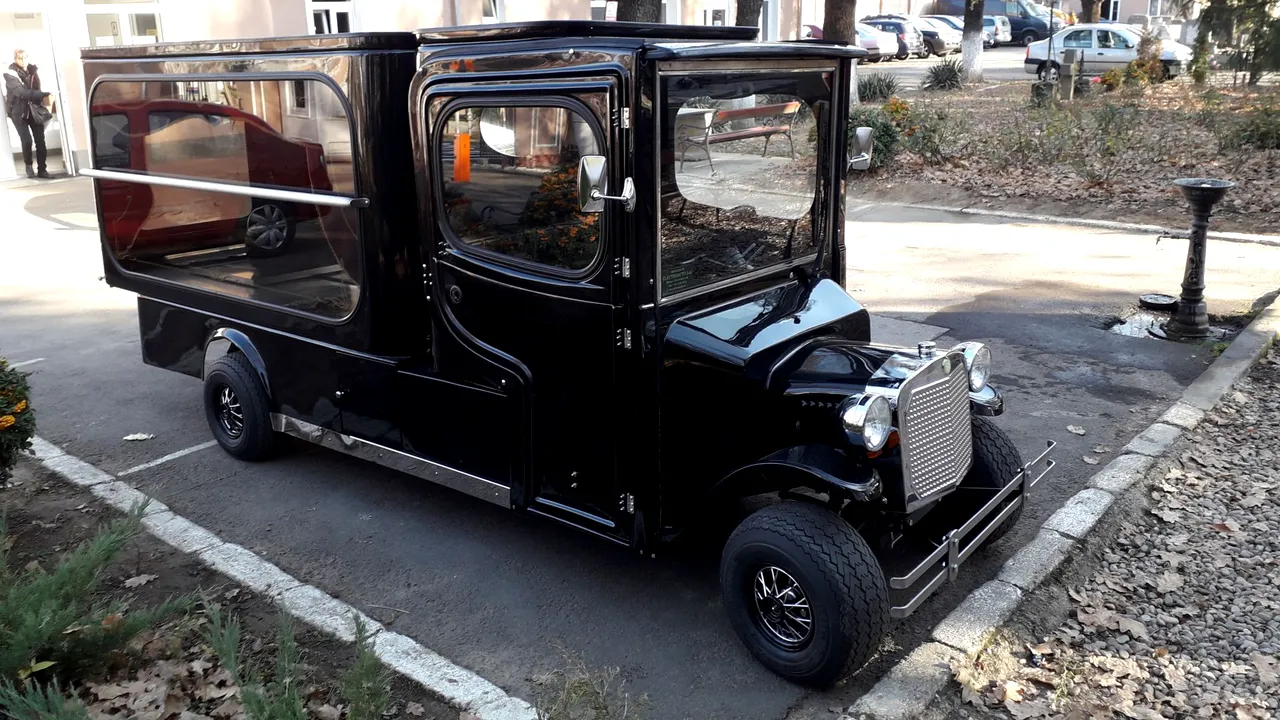 Aquapark-ul şi Cimitirul Municipal dintr-un oraş au fost dotate cu maşini electrice „retro”. Cât au costat vehiculele | FOTO